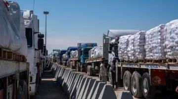 السلسلة الخامسة من شاحنات المساعدات الإنسانية المصرية تصل إلى الجانب الفلسطيني وتفرغ حمولتها.