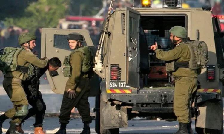 السلطات الإسرائيلية تعتقل 30 فلسطينيًا من الضفة الغربية السلطات الإسرائيلية تعتقل 30 فلسطينيًا من الضفة الغربية