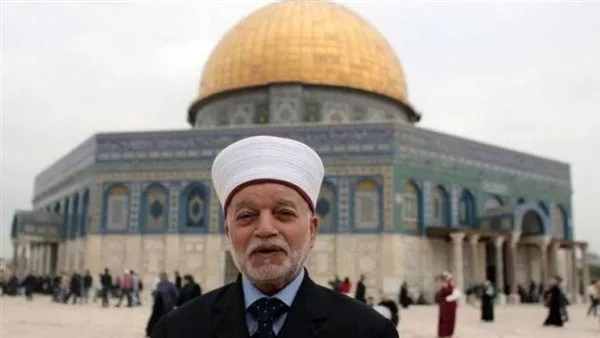السلطات الإسرائيلية تقبض على مفتي القدس من باحات المسجد الأقصى السلطات الإسرائيلية تقبض على مفتي القدس من باحات المسجد الأقصى