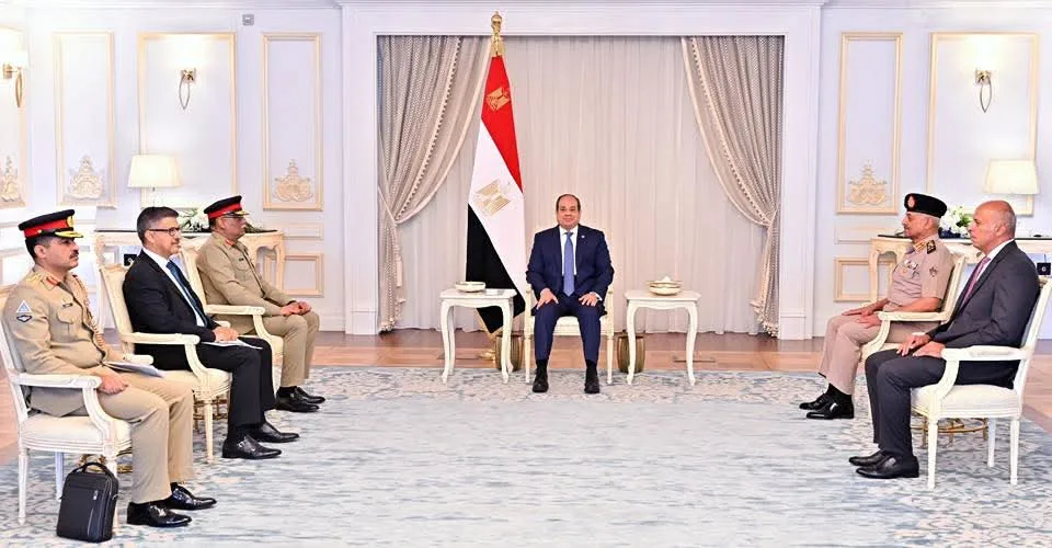 السيسي يرحب برئيس هيئة الأركان المشتركة لباكستان