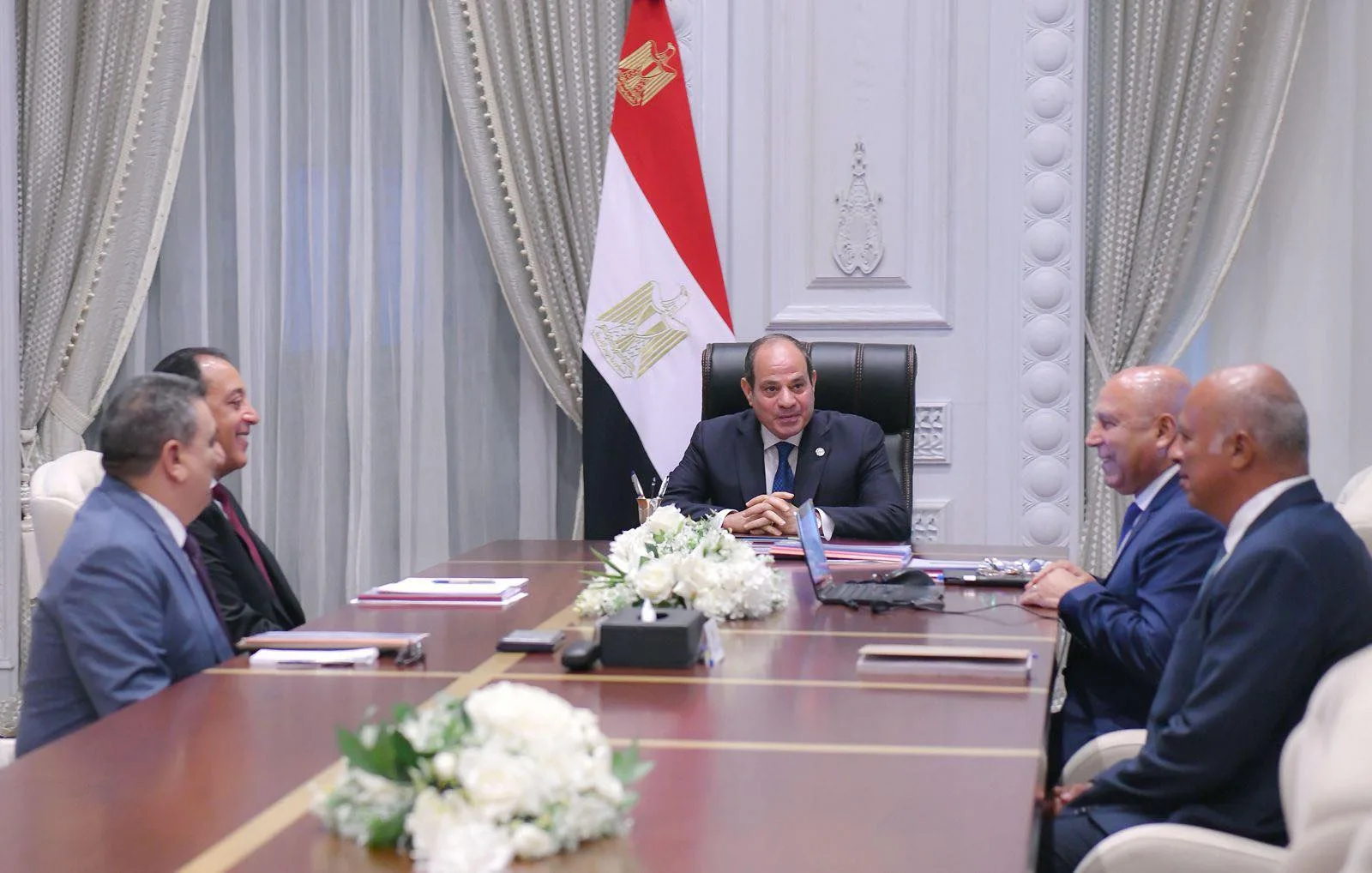 السيسي يطلب الإسراع في تنفيذ المشاريع اللوجستية لربط مناطق الإنتاج بالموانئ