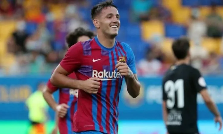 الشارقة يتعاقد مع لاعب سابق في برشلونة