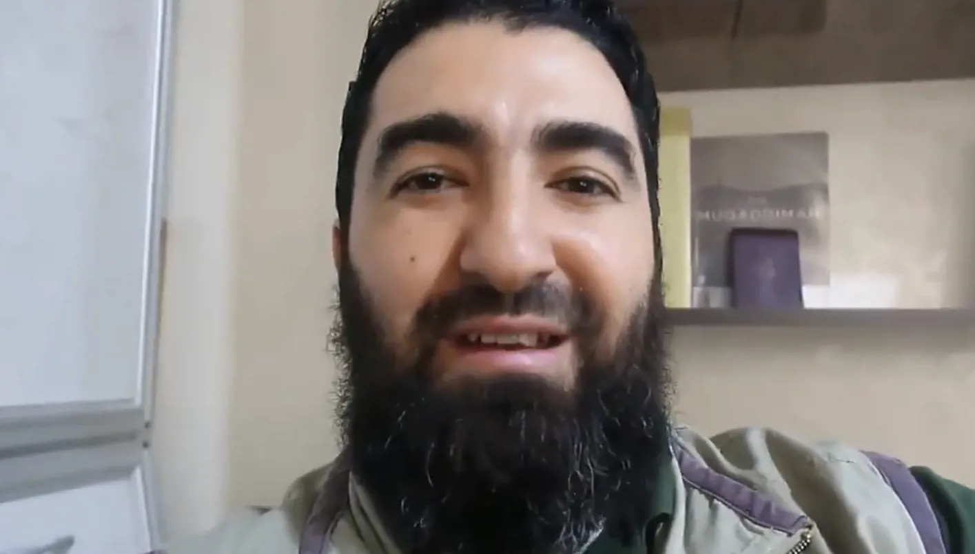 الشخصية الغامضة في دمشق: من يكون أبو مريم الأسترالي الذي يتصدر سياسة التسامح؟