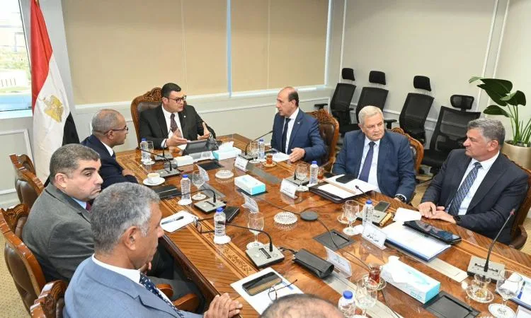 الشربيني يشدد على ضرورة استكمال مشاريع “الإسكان” في إطار مبادرة “حياة كريمة” الشربيني يشدد على ضرورة استكمال مشاريع “الإسكان” في إطار مبادرة “حياة كريمة”