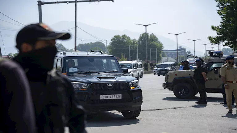 الشرطة الهندية تكتشف سفارة مزيفة وتلقي القبض على رجل انتحل شخصية سفير.