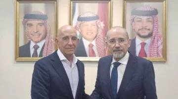 الصفدي: ضربات إسرائيل على سوريا تعد انتهاكًا صارخًا للقانون الدولي، وذلك خلال حديثه مع المبعوث الأمريكي.