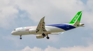 الصين تدشن أول خط طيران دولي باستخدام طائرة “C919” المحلية لتعزيز الاكتفاء الذاتي.