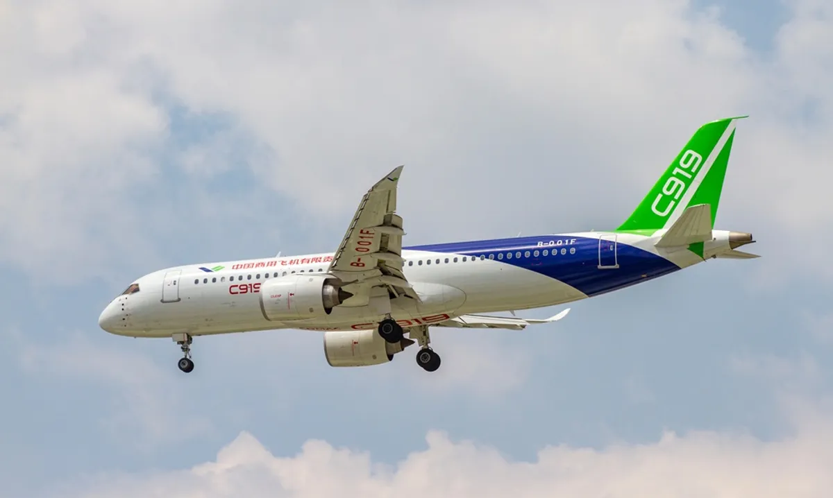 الصين تدشن أول خط طيران دولي باستخدام طائرة “C919” المحلية لتعزيز الاكتفاء الذاتي. الصين تدشن أول خط طيران دولي باستخدام طائرة “C919” المحلية لتعزيز الاكتفاء الذاتي.