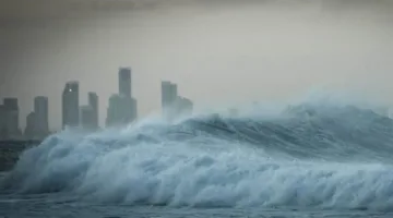 الطوارئ الأمريكية تطلب من سكان سواحل هاواي الرحيل عقب توقعات بحدوث تسونامي.