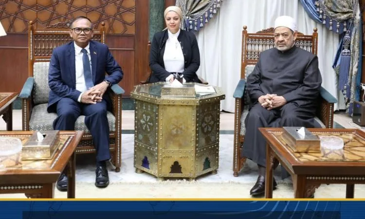 الطيب: الأزهر يفتخر بروابطه العلمية والدعوية مع مملكة كمبوديا الطيب: الأزهر يفتخر بروابطه العلمية والدعوية مع مملكة كمبوديا
