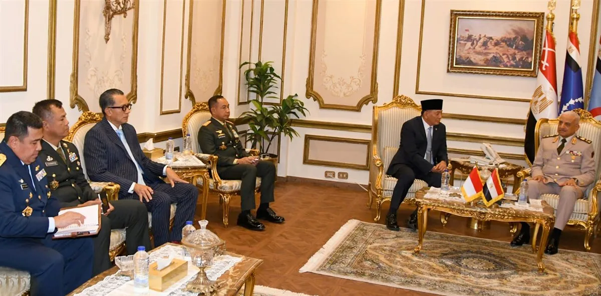 الفريق أول عبد المجيد صقر يجتمع مع وزير الدفاع الإندونيسي الفريق أول عبد المجيد صقر يجتمع مع وزير الدفاع الإندونيسي