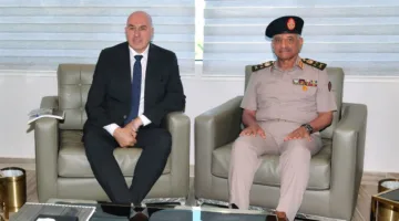 الفريق أول عبدالمجيد صقر يجتمع بوزير دفاع إيطاليا