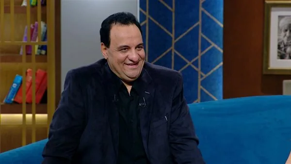 الفنان هشام إسماعيل يودع والدته خلال مراسم التعازي في مسجد الحامدية الشاذلية اليوم الفنان هشام إسماعيل يودع والدته خلال مراسم التعازي في مسجد الحامدية الشاذلية اليوم