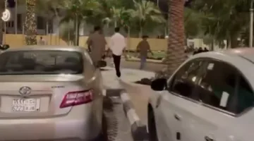 القبض على شخص يرتدي “بيجامة” في مكان عام