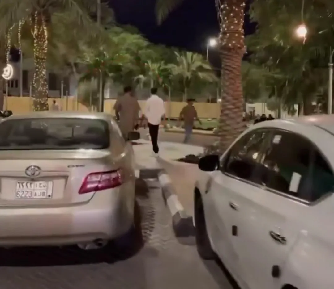 القبض على شخص يرتدي “بيجامة” في مكان عام