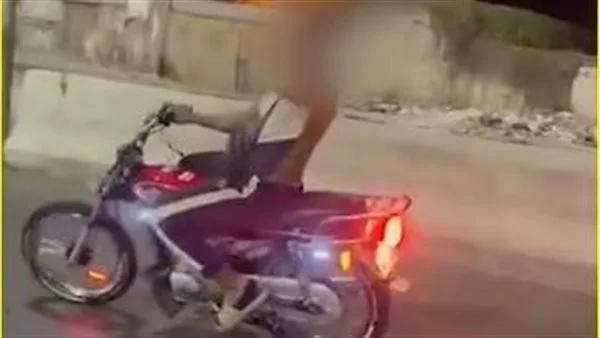 القبض على “فني سيارات” لقيادته دراجة نارية بشكل متهور في شوارع الإسكندرية القبض على “فني سيارات” لقيادته دراجة نارية بشكل متهور في شوارع الإسكندرية