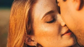 “القبلة كنبيذ مالح يُعزز العطش”.. ما مخاطرها وفوائدها؟
