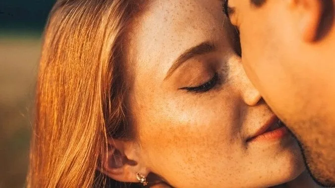 “القبلة كنبيذ مالح يُعزز العطش”.. ما مخاطرها وفوائدها؟ “القبلة كنبيذ مالح يُعزز العطش”.. ما مخاطرها وفوائدها؟
