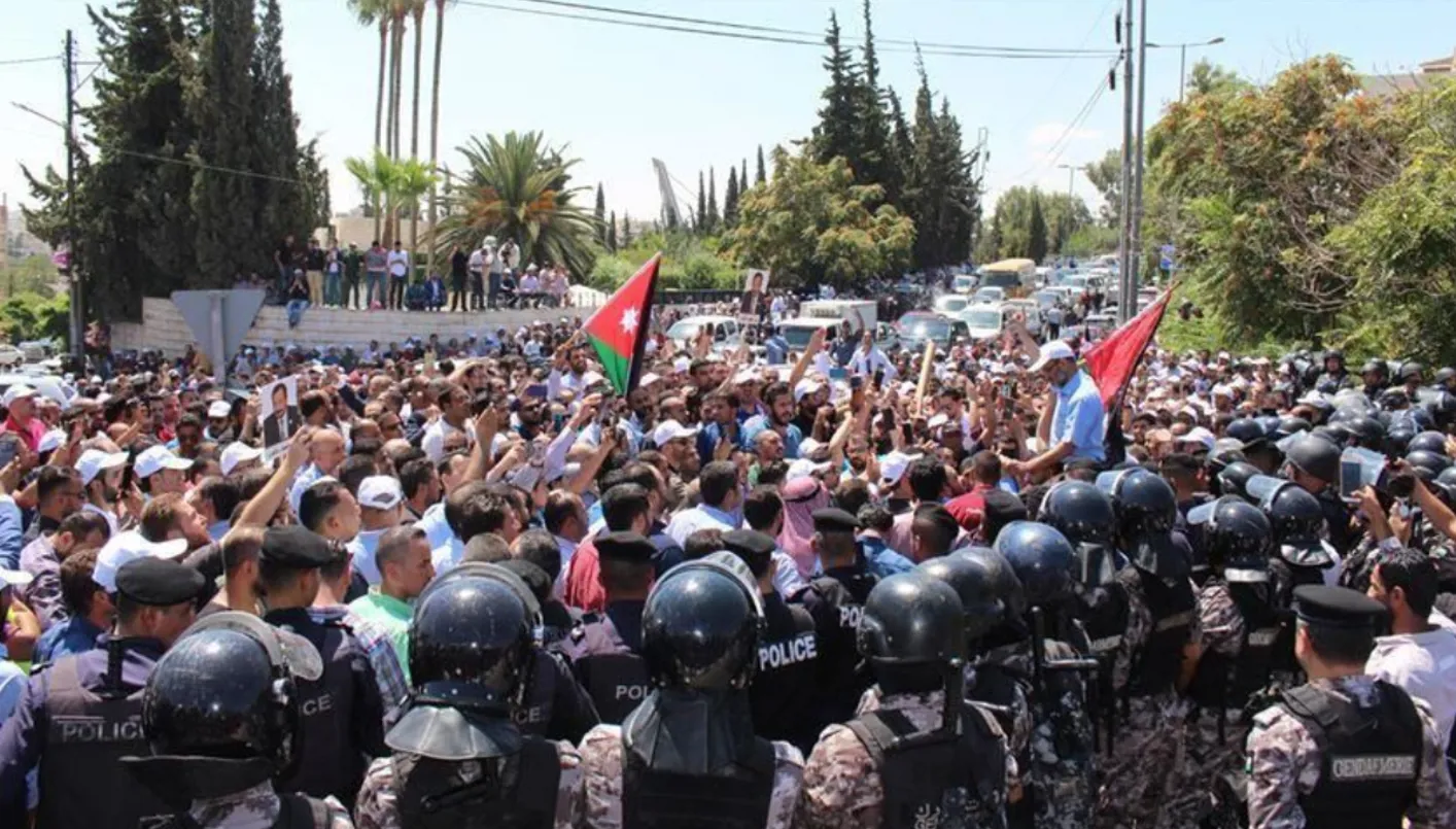 القضاء يحدد مستقبل نقابة المعلمين الأردنيين… مخاوف مع ترحيب بالقرار