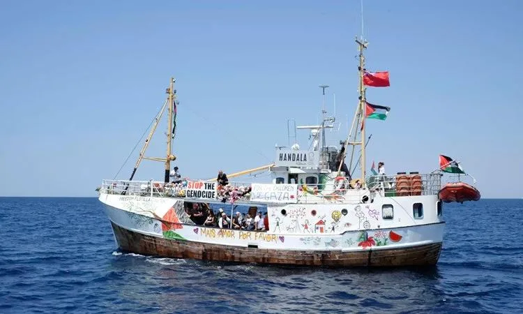 القوات البحرية الإسرائيلية تداهم سفينة “حنظلة” وتقبض على جميع من فيها. القوات البحرية الإسرائيلية تداهم سفينة “حنظلة” وتقبض على جميع من فيها.