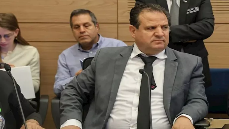 الكنيست يتعثر في إقصاء النائب أيمن عودة.. وعوده يرد: “أنا مستمر في العمل” الكنيست يتعثر في إقصاء النائب أيمن عودة.. وعوده يرد: “أنا مستمر في العمل”