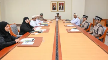 اللجنة الرئيسية لمسابقة السلامة المرورية تناقش الخطة الإعلامية ومعايير التقديم.