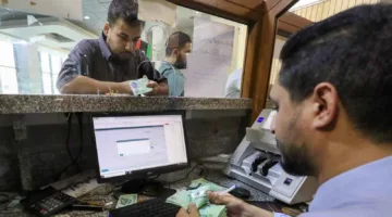 الليبيون يعودون للانتظار في طوابير سحب الأموال مرة أخرى.. والحل مرتبط بالاستقرار السياسي