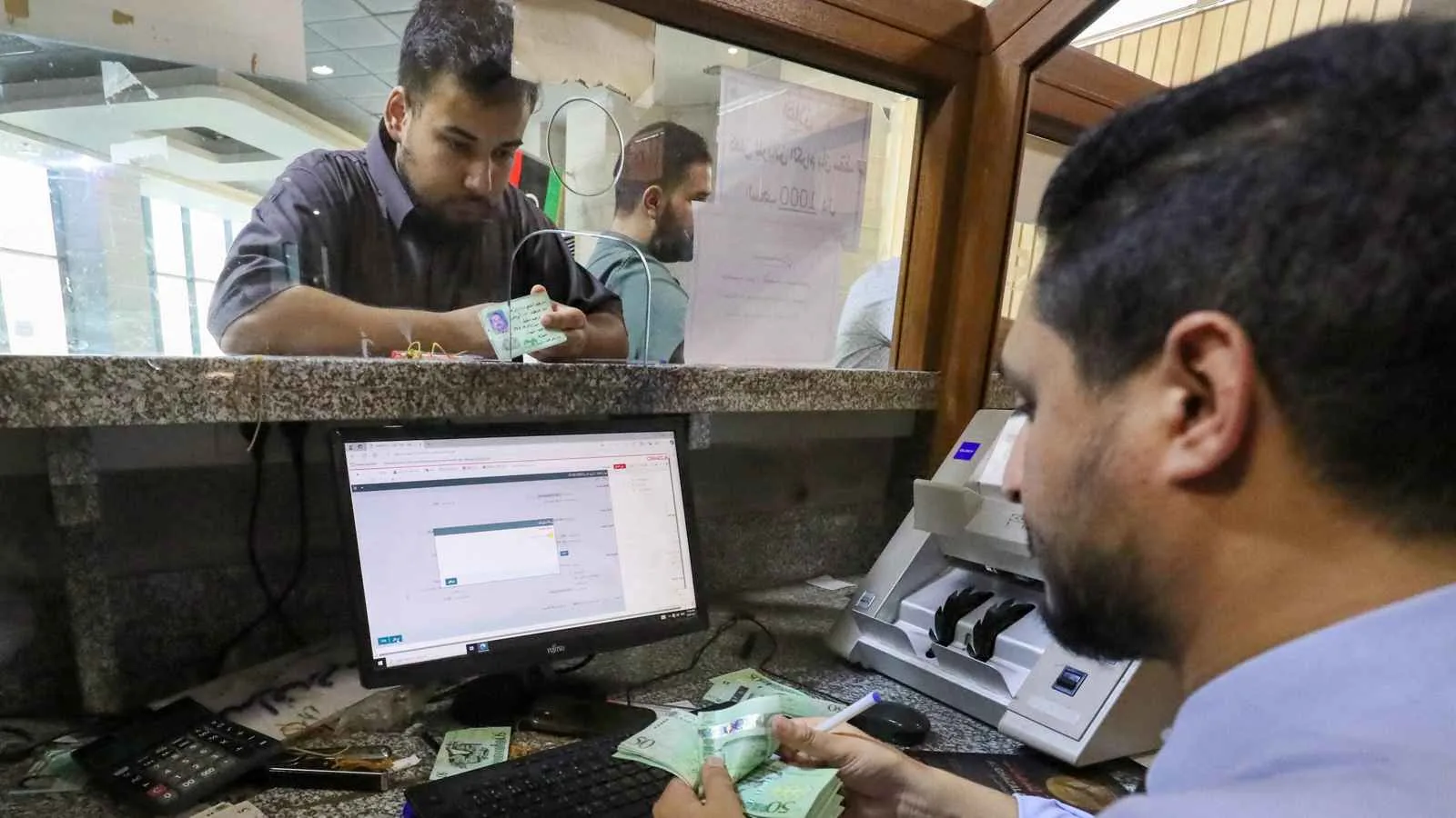 الليبيون يعودون للانتظار في طوابير سحب الأموال مرة أخرى.. والحل مرتبط بالاستقرار السياسي
