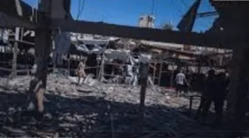 المخرج الفلسطيني رشيد مشهراوي يُعلن عن استشهاد ابنة عمه في مجزرة مقهى على شاطئ غزة.