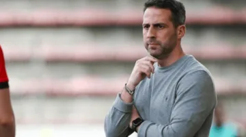 المدرب البلجيكي يانيك فيريرا يت arrive في القاهرة لتوقيع عقده مع الزمالك.