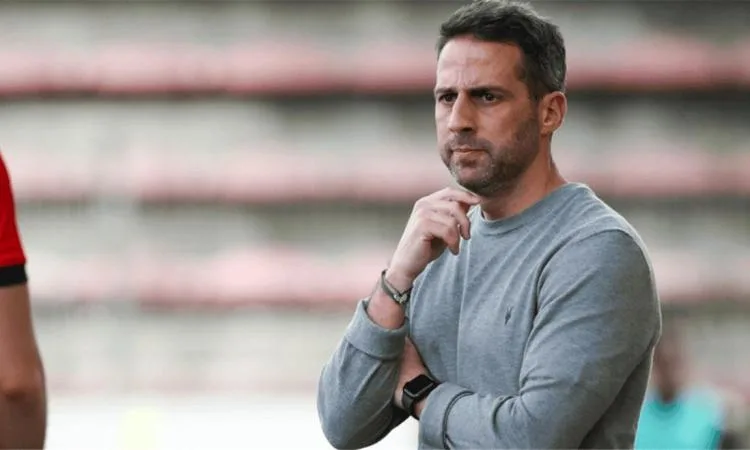 المدرب البلجيكي يانيك فيريرا يت arrive في القاهرة لتوقيع عقده مع الزمالك. المدرب البلجيكي يانيك فيريرا يت arrive في القاهرة لتوقيع عقده مع الزمالك.