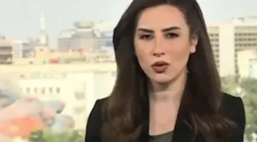 المذيعة تصدُم بسبب القصف.. غارة إسرائيلية تضرب قناة تلفزيون سوريا (فيديو)