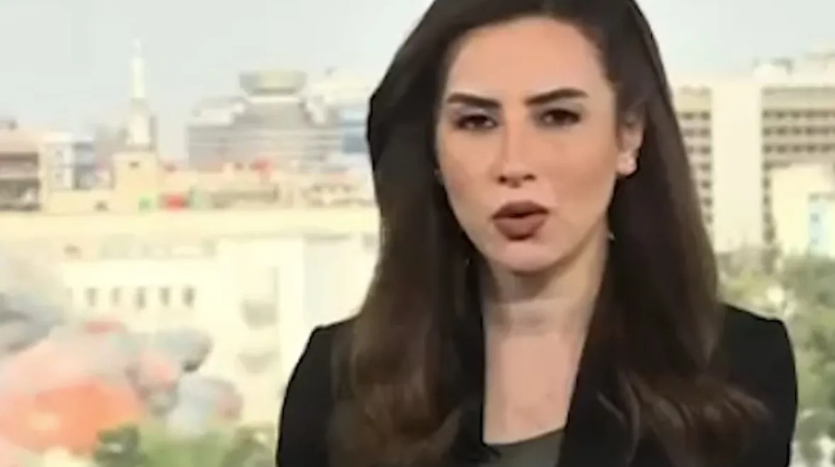 المذيعة تصدُم بسبب القصف.. غارة إسرائيلية تضرب قناة تلفزيون سوريا (فيديو) المذيعة تصدُم بسبب القصف.. غارة إسرائيلية تضرب قناة تلفزيون سوريا (فيديو)