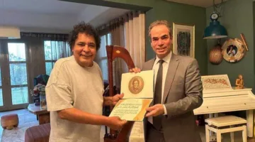 المسلماني يمنح محمد منير جائزة ماسبيرو للإبداع