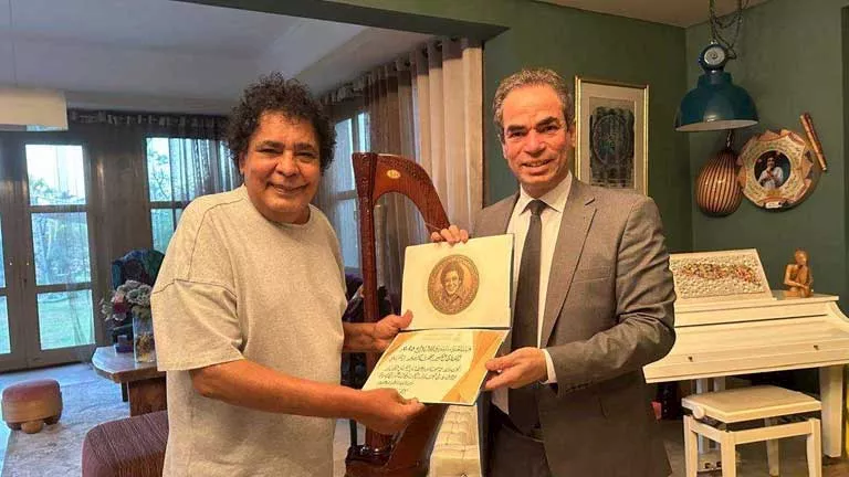 المسلماني يمنح محمد منير جائزة ماسبيرو للإبداع المسلماني يمنح محمد منير جائزة ماسبيرو للإبداع