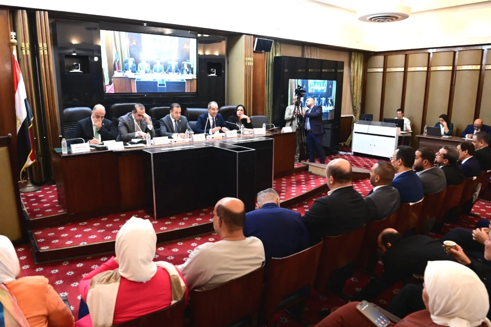 النائب ضياء داود: رئيس الوزراء يتجاهل البرلمان.. رد وزير الشؤون النيابية: لم يتلقى دعوة للمجلس واعتذر عن الحضور.