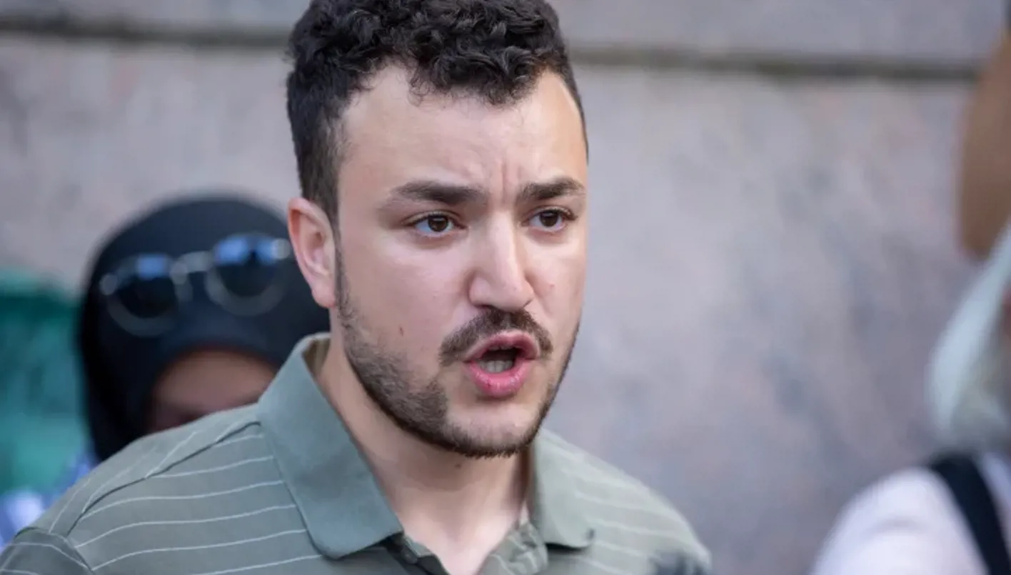 الناشط الفلسطيني محمود خليل: لا أشعر بالندم على معارضتي للحرب والمطالبة بوقف العنف. الناشط الفلسطيني محمود خليل: لا أشعر بالندم على معارضتي للحرب والمطالبة بوقف العنف.