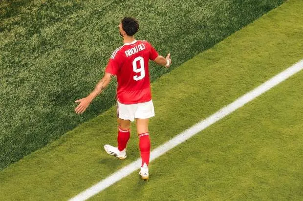 النزاع يتفاقم.. الأهلي يعزز العقوبة المفروضة على وسام أبوعلي لهذا السبب النزاع يتفاقم.. الأهلي يعزز العقوبة المفروضة على وسام أبوعلي لهذا السبب