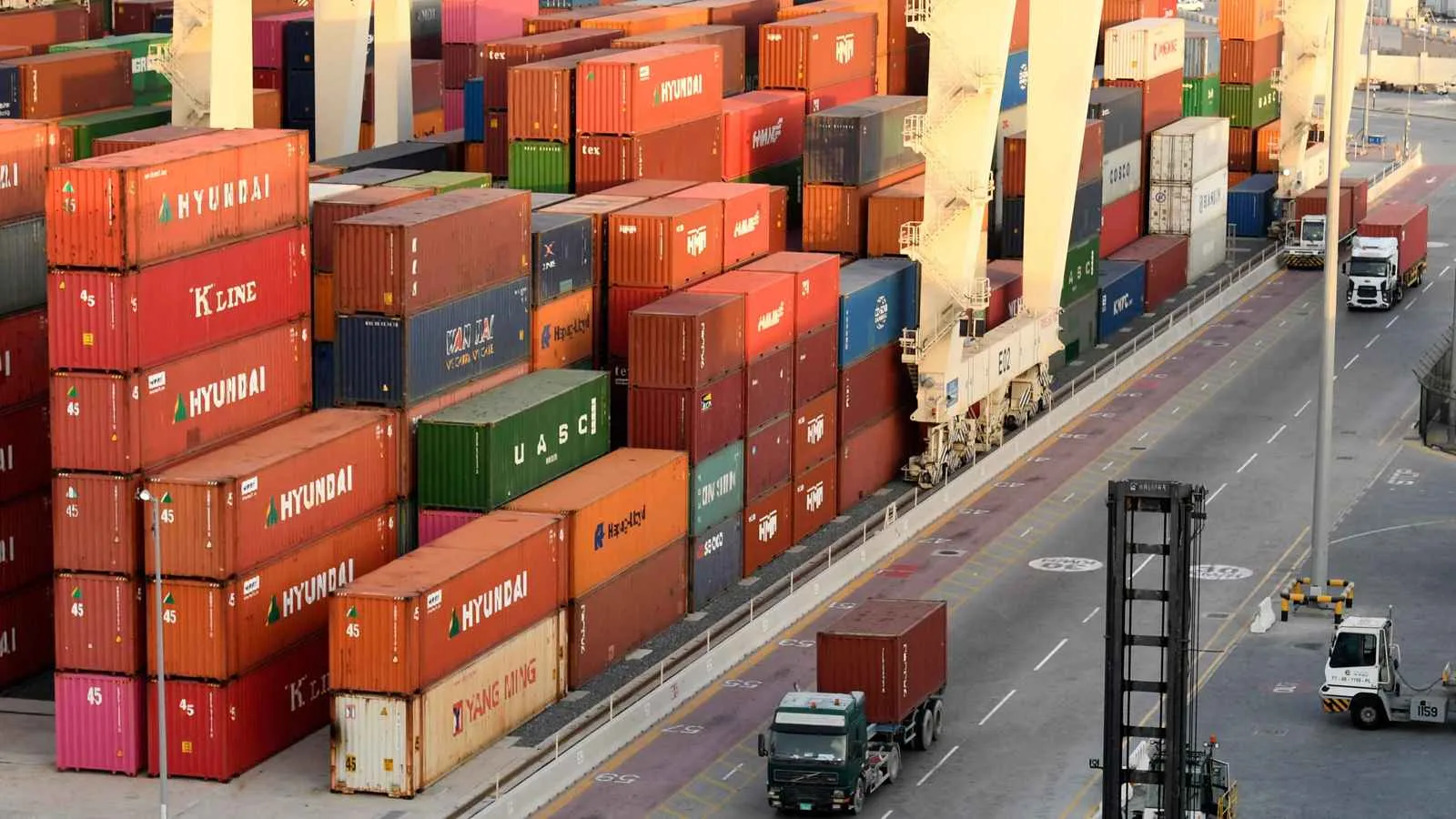 النمو الإجمالي في دول الخليج يرتفع بنسبة 1.5% ليصل إلى 587.8 مليار دولار خلال 3 أشهر النمو الإجمالي في دول الخليج يرتفع بنسبة 1.5% ليصل إلى 587.8 مليار دولار خلال 3 أشهر