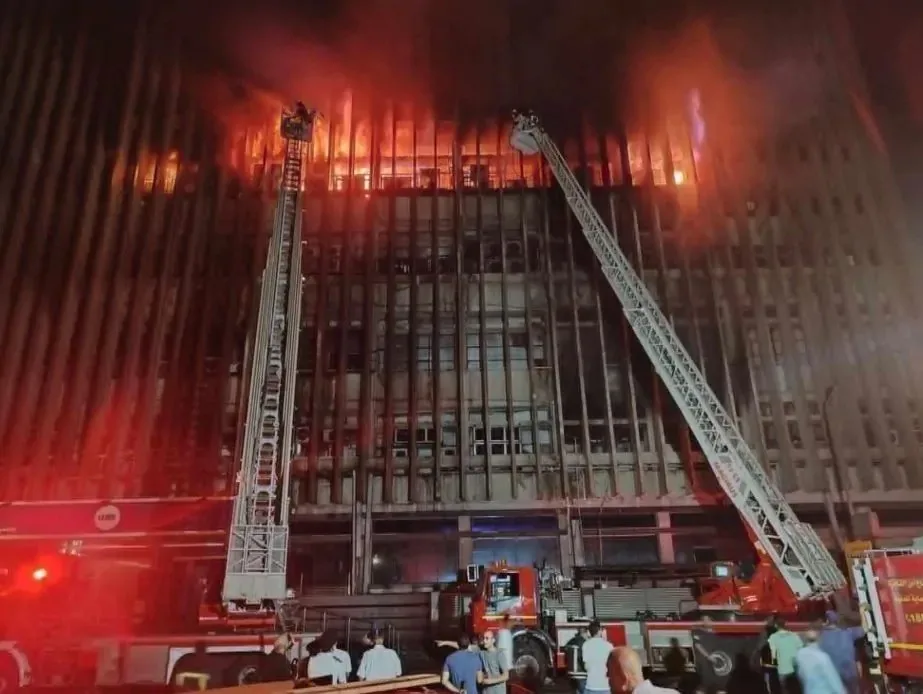النيران تندلع مرة أخرى في مركز رمسيس
