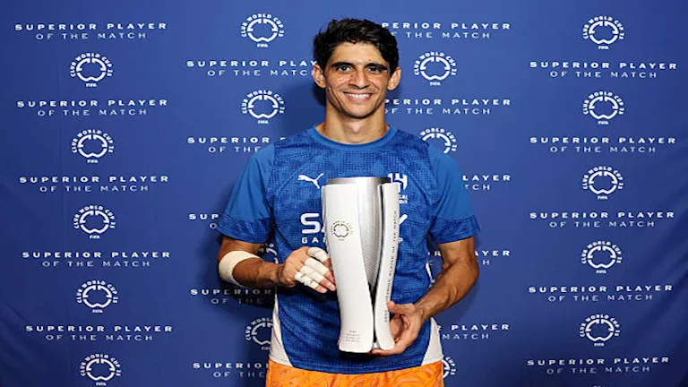 الهلال السعودي يوشك على تمديد عقد حارس مرمى الفريق