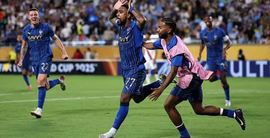 الهلال يجبر مانشستر سيتي على التعادل ويقوده إلى الأشواط الإضافية في مباراة تاريخية.