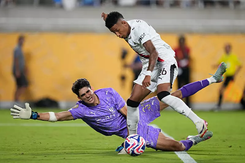 الهلال يكرم بونو تقديراً لأدائه في كأس العالم للأندية الهلال يكرم بونو تقديراً لأدائه في كأس العالم للأندية