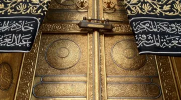 الهيئة المشرفة على الحرمين تفتتح باب الكعبة استعدادًا لتنظيفها