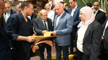 الوزير ي inaugurate مصنعًا لإنتاج الزجاج الهندسي ويضع حجر الأساس لمصنع ثلاجات