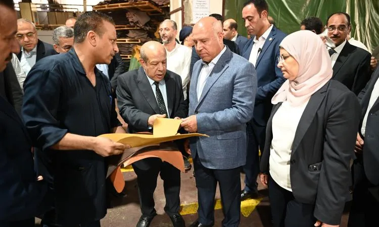 الوزير ي inaugurate مصنعًا لإنتاج الزجاج الهندسي ويضع حجر الأساس لمصنع ثلاجات الوزير ي inaugurate مصنعًا لإنتاج الزجاج الهندسي ويضع حجر الأساس لمصنع ثلاجات