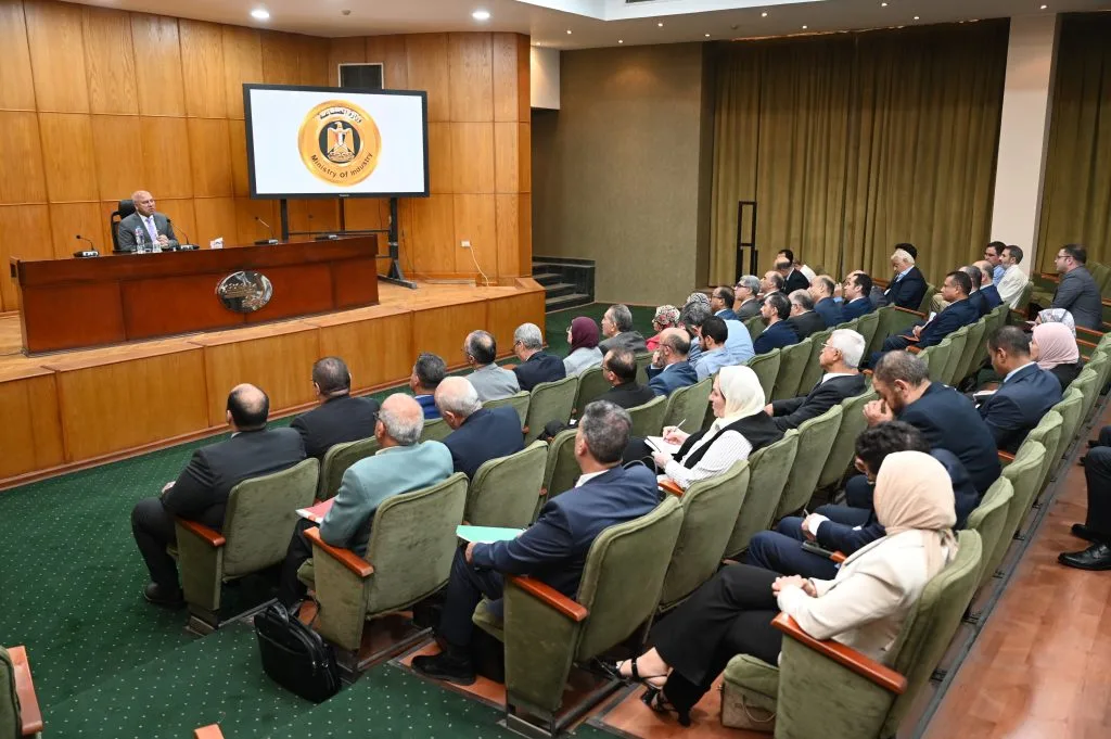 الوزير يؤكد على الإسراع في إعادة تشغيل خطوط إنتاج الأسمنت المتوقفة خلال فترة لا تتجاوز الشهر. الوزير يؤكد على الإسراع في إعادة تشغيل خطوط إنتاج الأسمنت المتوقفة خلال فترة لا تتجاوز الشهر.