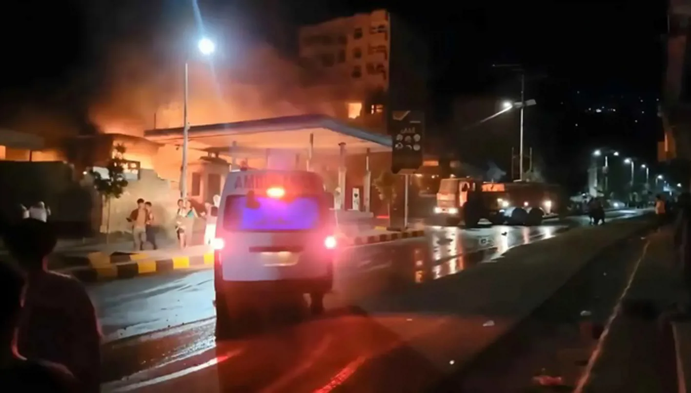 اليمن: ضحايا نتيجة هجوم طائرة مسيّرة حوثية على محطة وقود في تعز (فيديو وصور) اليمن: ضحايا نتيجة هجوم طائرة مسيّرة حوثية على محطة وقود في تعز (فيديو وصور)