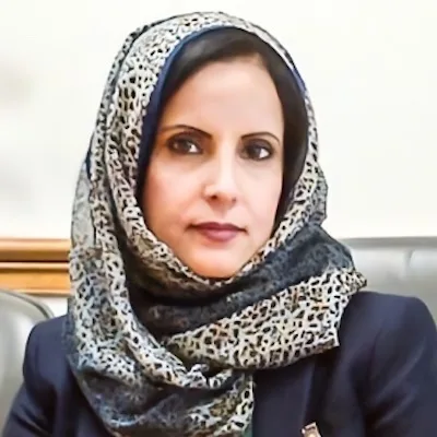 امرأة تستريح على جناح طائرة امرأة تستريح على جناح طائرة