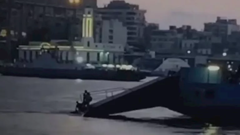 انتشال جثة ونقل مصاب نتيجة حادث انقلاب سيارة نقل من العبّارة شرق التفريعة ببورسعيد انتشال جثة ونقل مصاب نتيجة حادث انقلاب سيارة نقل من العبّارة شرق التفريعة ببورسعيد